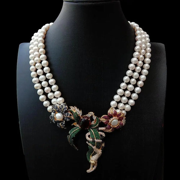 Pearl necklace with floral clasp