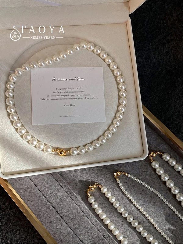 Necklace with white pearl