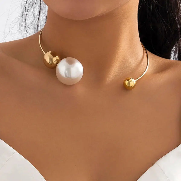 white pearl necklace with pendant